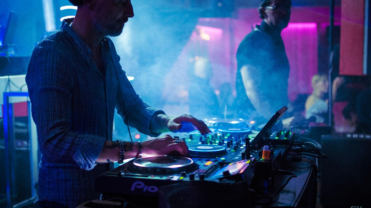 Pridefest på dansgolvet med DJ – HBTQI+ gaykryssning